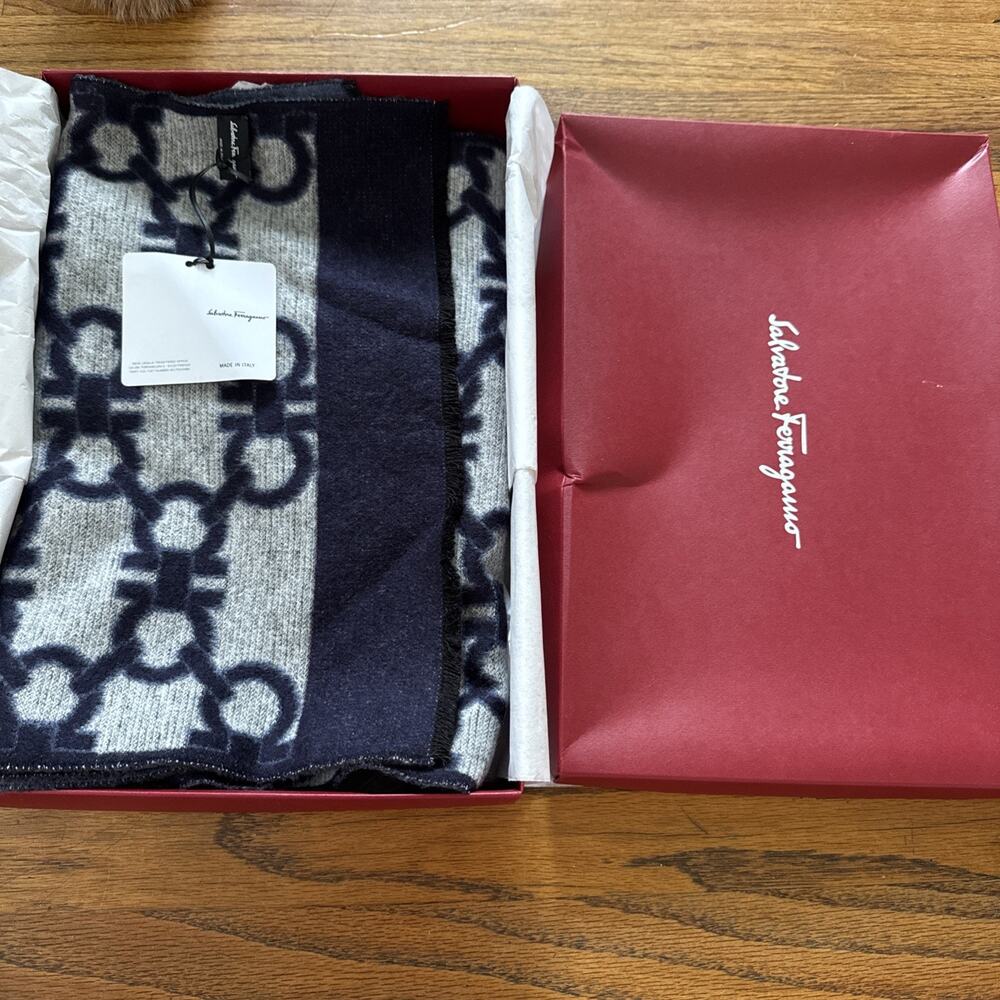 NIB Salvatore Ferragamo SR NOBILE 35 Scarf Silk Cashmere Gancini Navy Blue Ivory